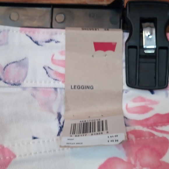 Women Jean's - Picture 6 of 6